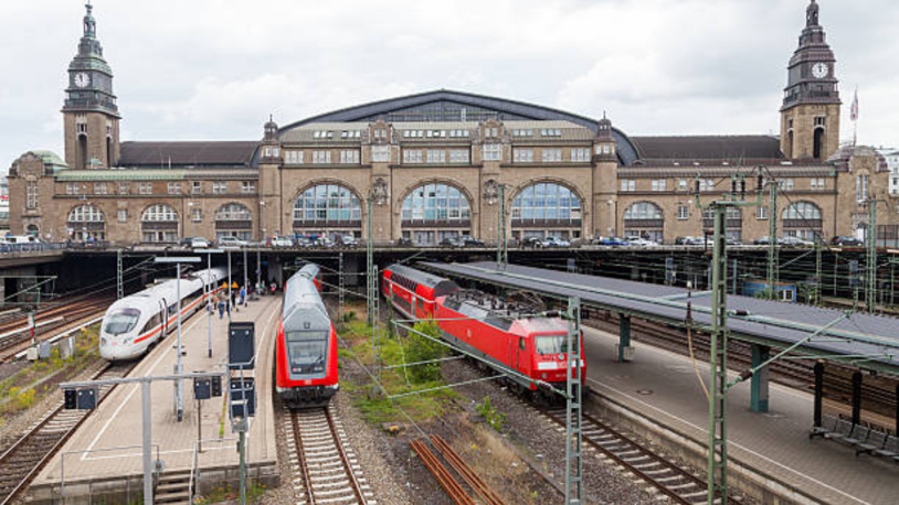 Almanya'da tren istasyonunda bıçaklı saldırı: 18 yaralı