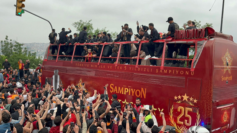 Galatasaray takım otobüsü Yenikapı'ya hareket etti