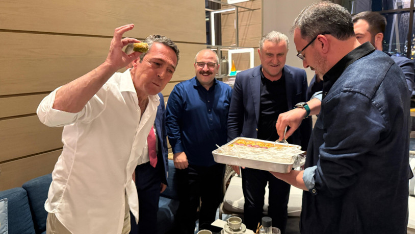 THY Euroleague Final Four final maçı öncesinde Ali Koç'a baklava ikramı