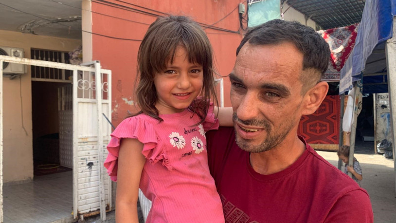 Görme engelli kağıt toplayıcısı babaya 6 yaşındaki kızı yol gösteriyor