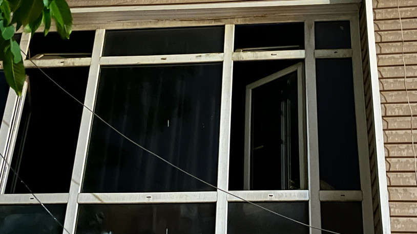 İş merkezinin 2'nci katında kilitli kalan alkollü kişi, pencereden inmek isterken düştü