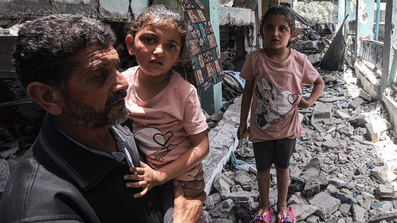 İsrail, Gazze'de Filistinlilerin sığındığı okula saldırdı: Minik Verd, alevlerin arasından mucize eseri kurtuldu