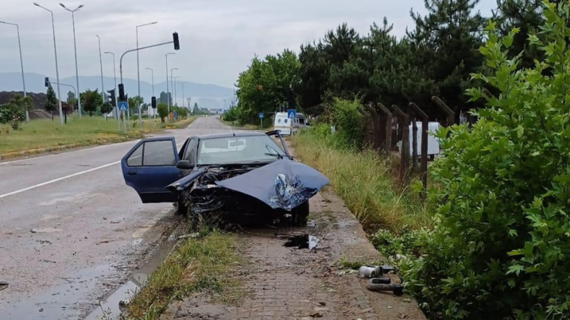 Otomobiliyle refüje çarpan makam şoförü öldü
