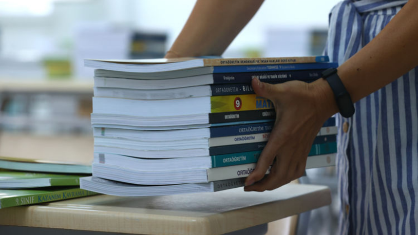 Velileri ders kitapları için bir kırtasiyeye yönlendirdiği öne sürülen okul müdürü yargılanıyor