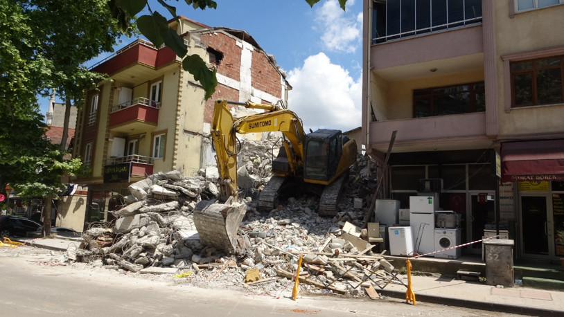 Metruk yapının yıkımı sırasında bitişikteki 3 bina hasar gördü