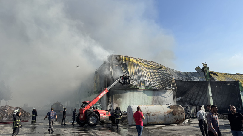 Adana'da geri dönüşüm tesisinde çıkan yangın kontrol altına alındı