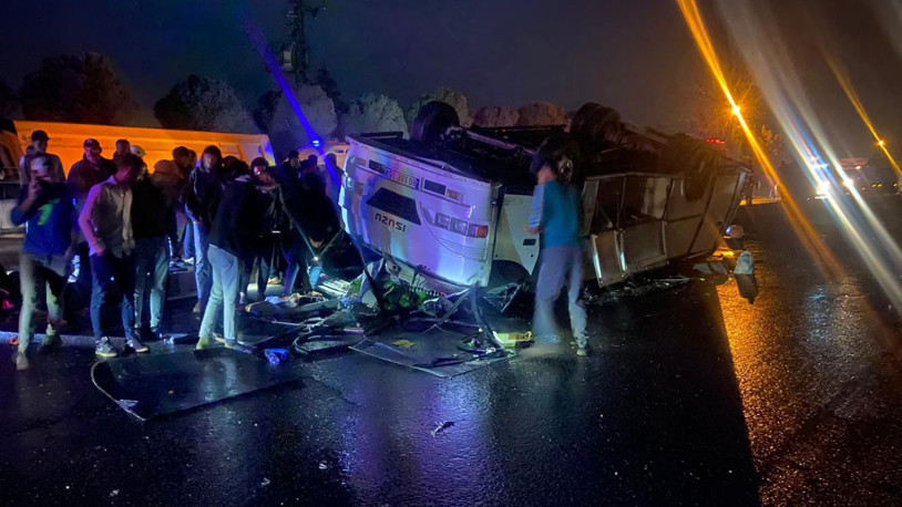 Hatay'da devrilen midibüsteki 25 tarım işçisi yaralandı