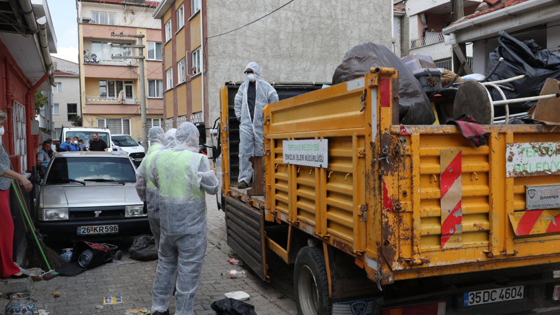 Kötü kokular gelen evden 4 kamyonet çöp çıktı