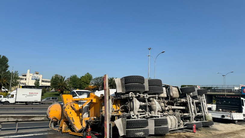 Küçükçekmece D-100 yan yolda beton mikseri devrildi