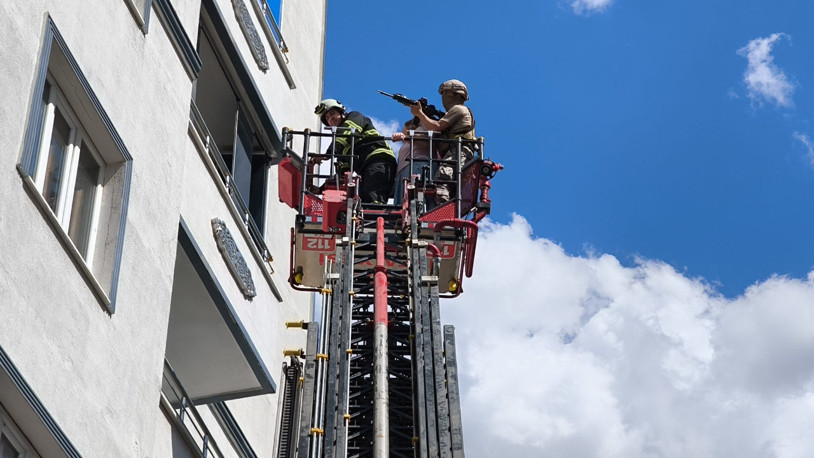 Rehin aldığı annesi, babası ve kız kardeşi kurtarıldı; şüpheliyi ikna çalışmaları sürüyor