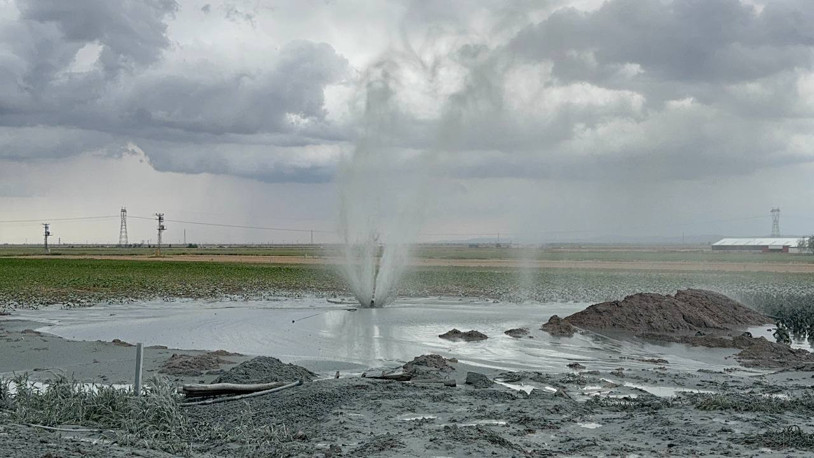 Tarlada sondaj kuyusundan karbondioksit gazı çıktı, su fışkırdı