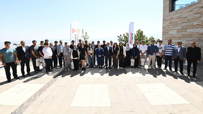 Kahramanmaraş'ta, YKS sınavında ilk bine giren öğrenciler ödüllendirildi