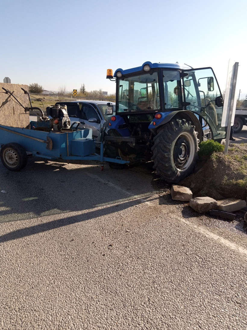 Otomobil ile traktör çarpıştı; 3 jandarma personeli yaralı - Resim : 2