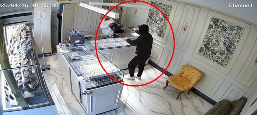 Kuyumcu, silahlı soygun girişimini ‘şaka’ sandı; şüpheli ateş edip kaçtı - Resim : 1