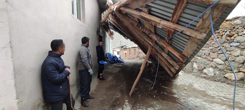 Çatak’taki fırtınanın bilançosu: 50’den fazla evin çatısı uçtu, 100’ün üzerinde ağaç devrildi - Resim: 7