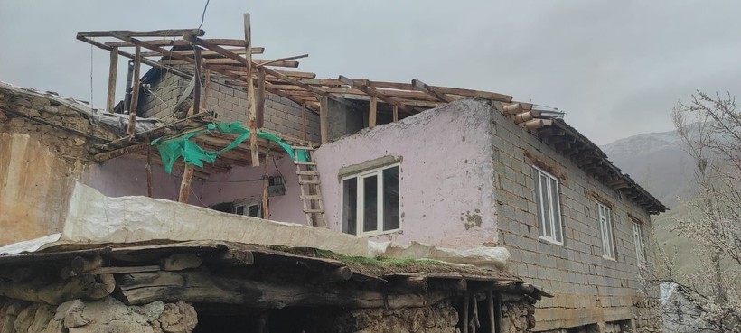 Çatak’taki fırtınanın bilançosu: 50’den fazla evin çatısı uçtu, 100’ün üzerinde ağaç devrildi - Resim: 1
