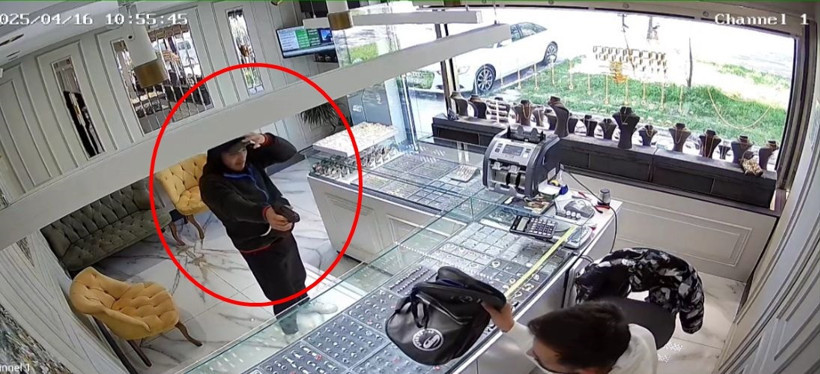 Kuyumcu, silahlı soygun girişimini ‘şaka’ sandı; şüpheli ateş edip kaçtı - Resim : 2