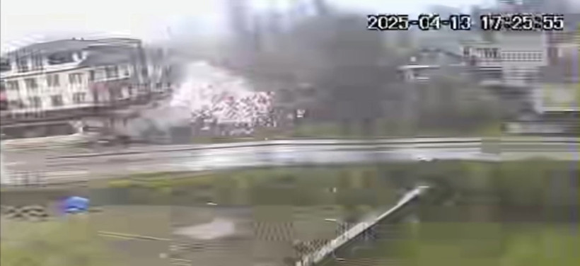 Ağaca yıldırım düştüğü o anlar kameraya yansıdı - Resim : 1