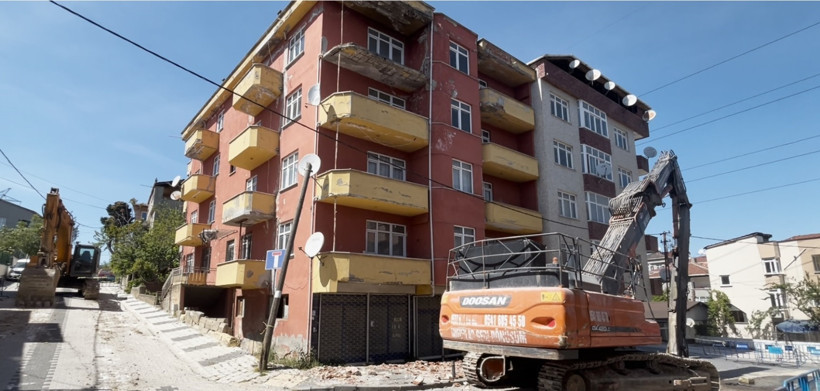 Sancaktepe'de depremde hasar gören 5 katlı metruk bina kontrollü şekilde yıkıldı - Resim : 1