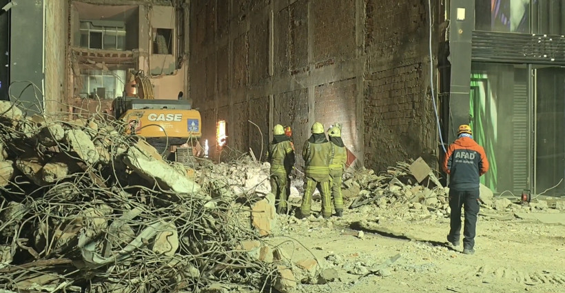 Güngören'de çöken binanın enkazında kalan işçiyi kurtarma çalışmaları 3'üncü gününde sürüyor - Resim : 1