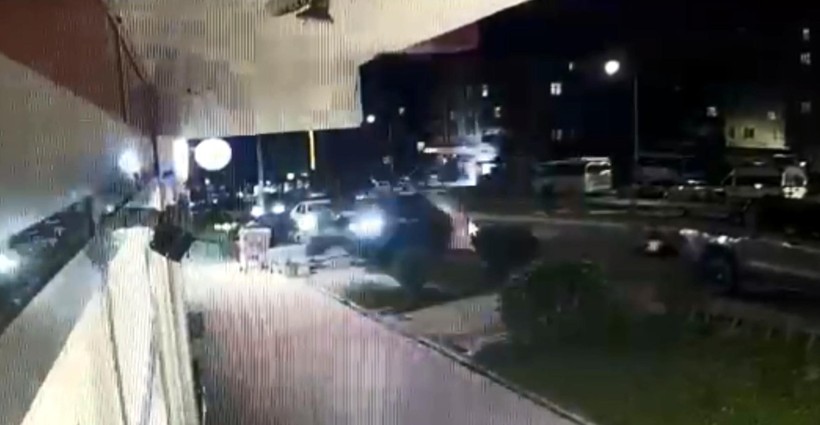 Alkollü sürücünün otomobille yayalara çarpıp, markete girdiği kaza kamerada: 3 yaralı - Resim : 1
