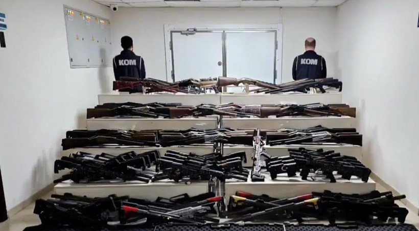 Çorum'da takibe alınan minibüste 118 adet ruhsatsız av tüfeği ele geçirildi - Resim : 1