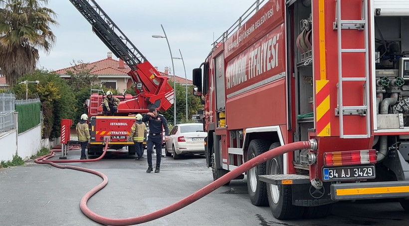 Büyükçekmece'de iddiaya göre engelli kız annesiyle birlikte yaşadığı evi ateşe verdi - Resim : 1
