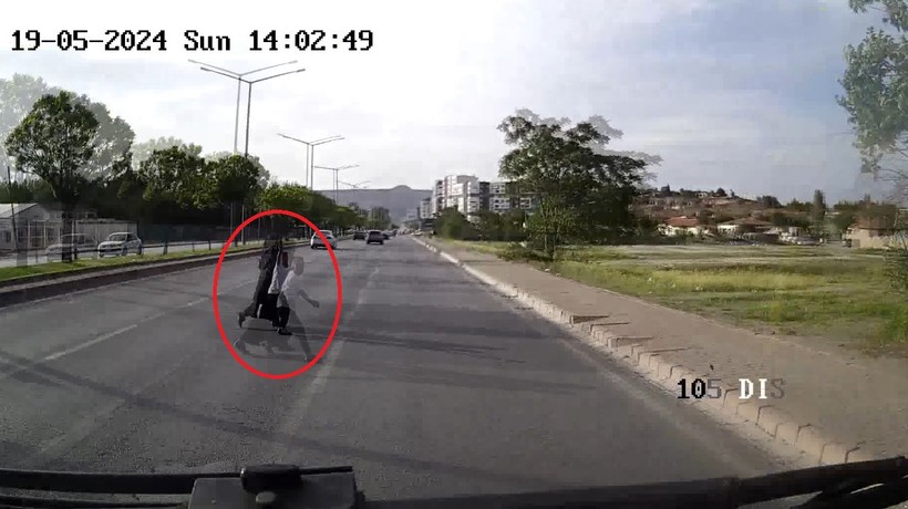 Annenin öldüğü, oğlunun yaralandığı kazanın görüntüleri ortaya çıktı - Resim : 2