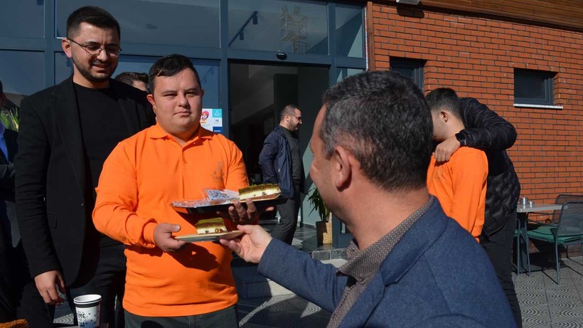 Kocaeli'de down sendromluların istihdam edildiği "Gönül Kahvesi" açıldı - Resim: 5