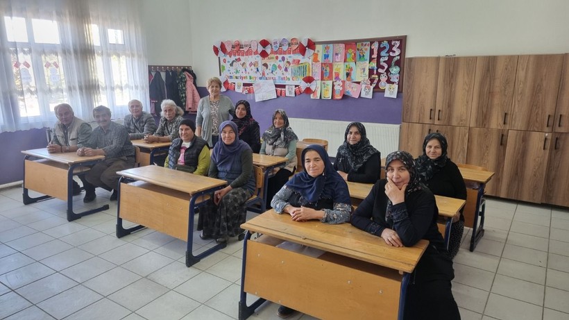 Emine öğretmen, korkarak gelip ağlayarak ayrıldığı köye 49 yıl sonra geri döndü - Resim: 1