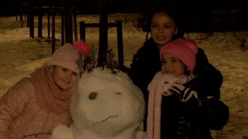 İstanbul'da okullar tatil edildi; çocuklar aileleriyle parkta kar topu oynayıp, kardan adam yaptı - Resim : 1