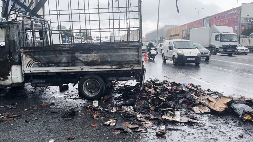 Beylikdüzü'nde seyir halindeki kamyonet alev alev yandı - Resim : 1