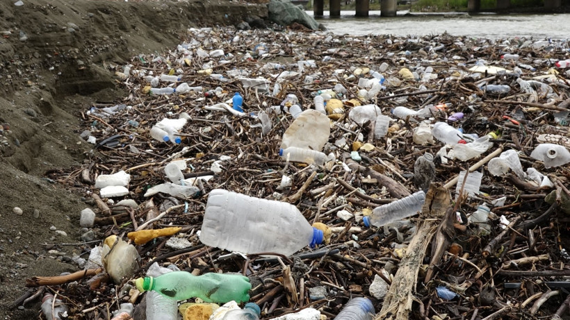 Derelerle sürüklenen çöpler Karadeniz'i kirletiyor - Resim : 1