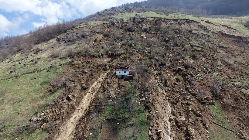 Asırlardır böyle bir olay yaşanmadı! Sis içinde heyelandan sirenli uyarıyla kurtuldular - Resim: 6