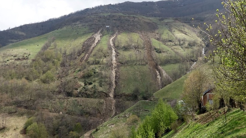 Asırlardır böyle bir olay yaşanmadı! Sis içinde heyelandan sirenli uyarıyla kurtuldular - Resim: 9