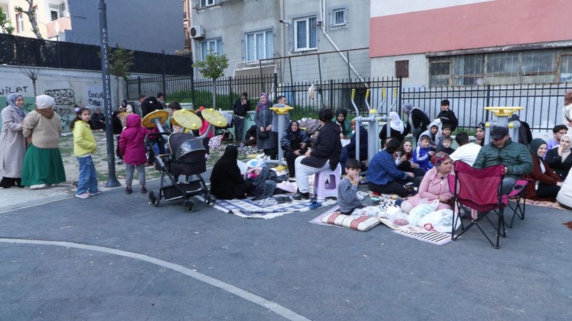 İstanbul’da deprem sonrasında vatandaşlar parklara akın etti - Resim: 3