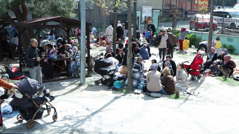 İstanbul’da deprem sonrasında vatandaşlar parklara akın etti - Resim: 1