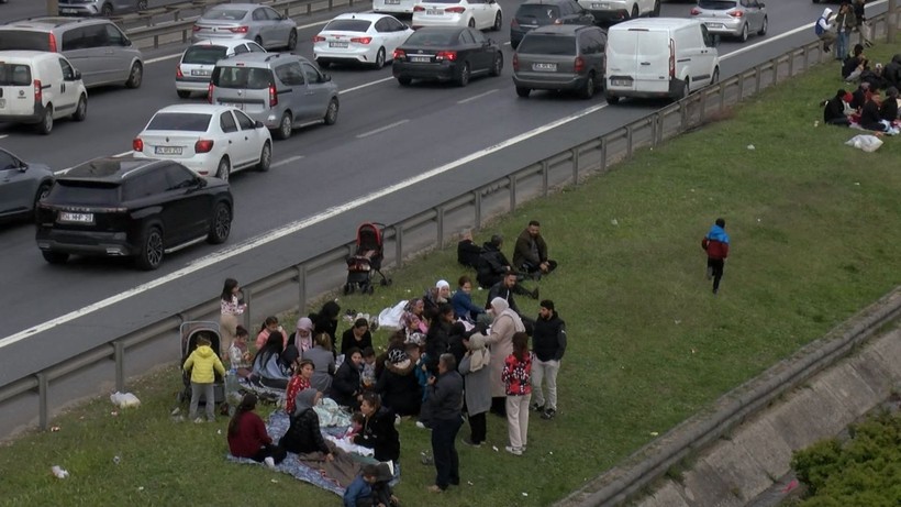 İstanbul’da deprem sonrasında vatandaşlar parklara akın etti - Resim: 5