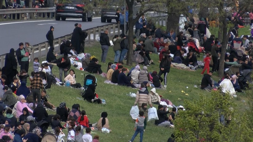 İstanbul’da deprem sonrasında vatandaşlar parklara akın etti - Resim: 6