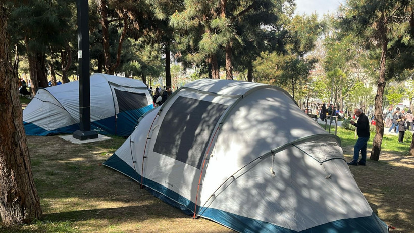 İstanbullular 6,2 büyüklüğündeki depremin ardından sokaklara döküldü - Resim: 1