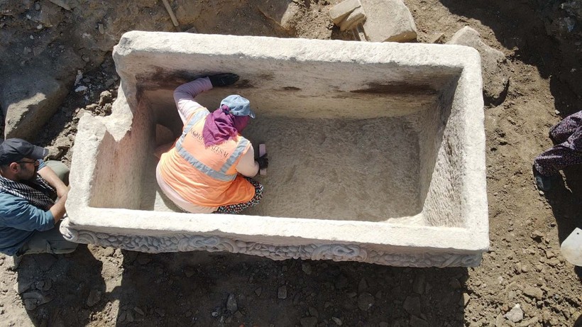 "Gladyatörler kenti" Stratonikeia'da 2 bin yıl öncesine ait girlandlı lahit bulundu - Resim: 2