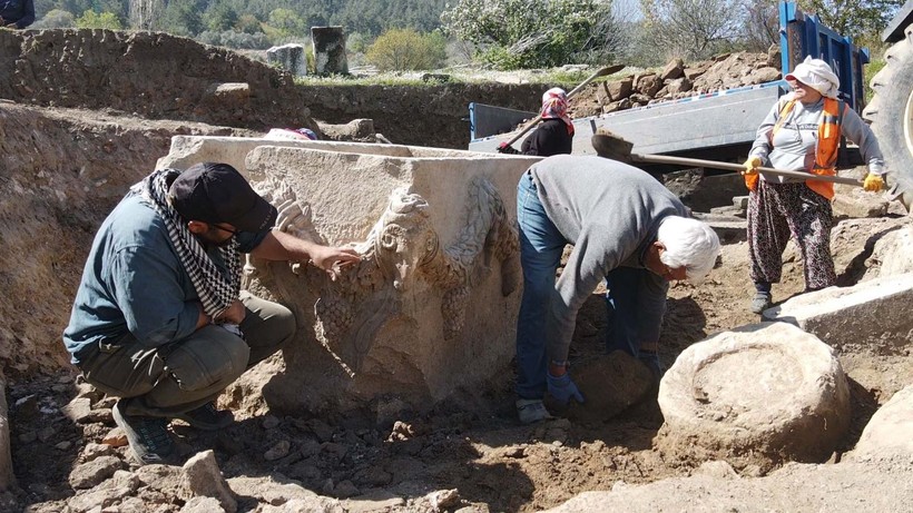 "Gladyatörler kenti" Stratonikeia'da 2 bin yıl öncesine ait girlandlı lahit bulundu - Resim: 4