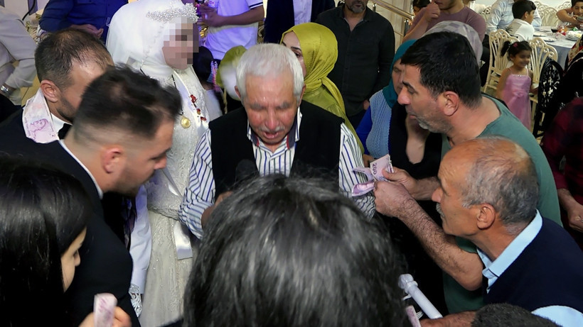 Davetli gibi gittiği 2 düğünde gelin ve damada su ikram etti; takı töreninde paraları çaldı - Resim : 3