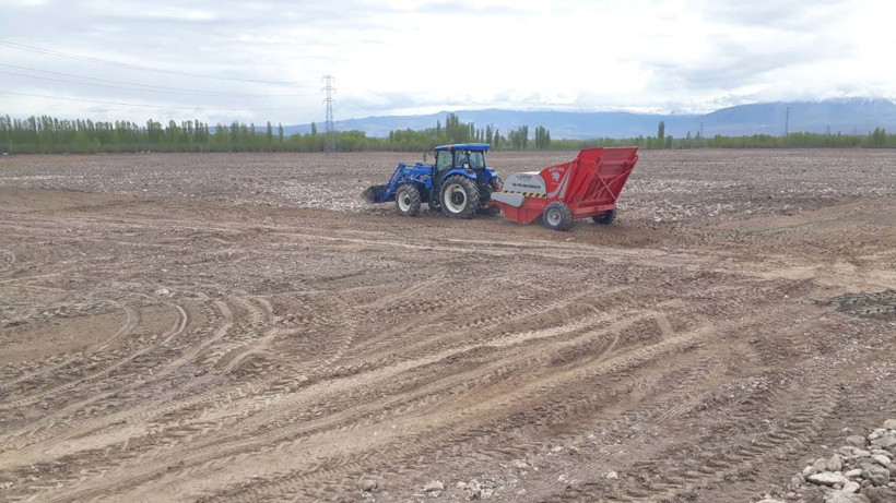 Hayvanlarına yem üretimi için kiraladığı araziden 1500 kamyon taş çıkardı, araziyi 7 yılda tarıma kazandırdı - Resim: 23