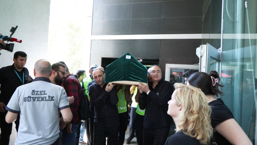 İlhan Şeşen için tören düzenlendi... Cenazesi 20 dakika boyunca, arızalanan asansörde kaldı - Resim : 2