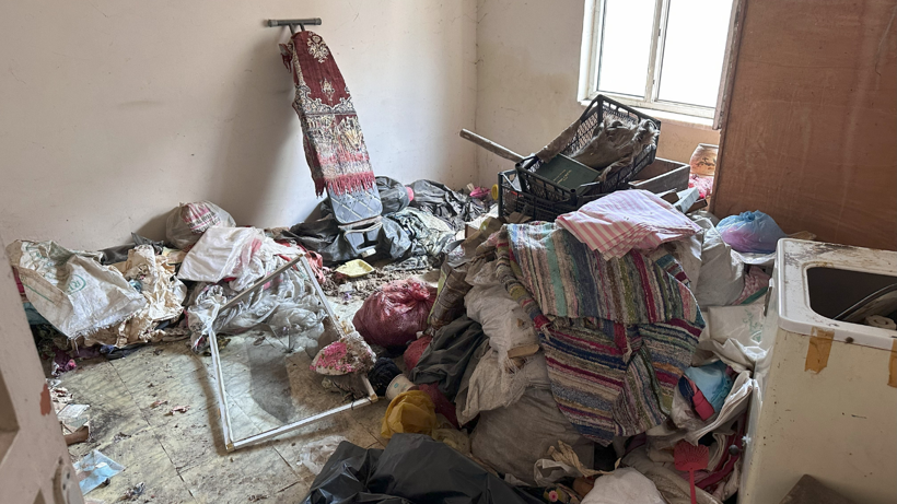 Kötü kokular gelen evden 4 kamyonet çöp çıktı - Resim : 1