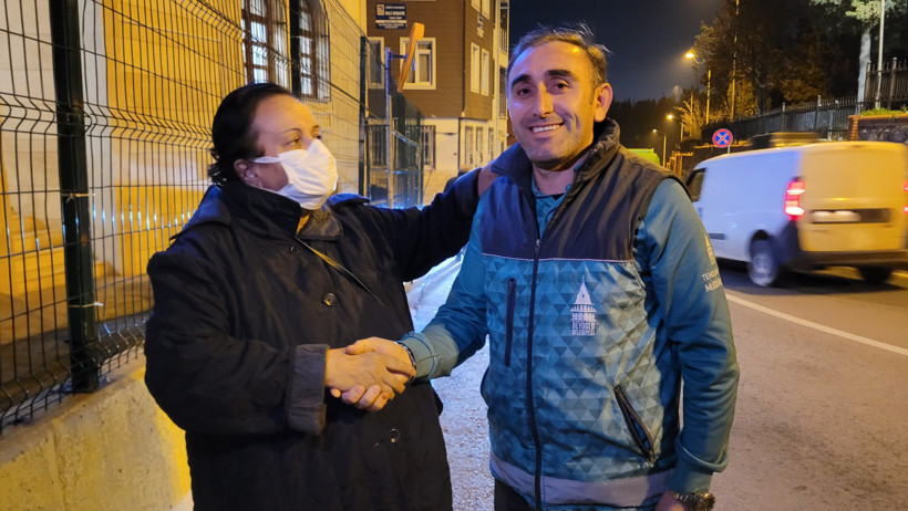 Beyoğlu'nda sokakta temizlik yaparken bulduğu altın dolu çantayı sahibine teslim etti - Resim : 1