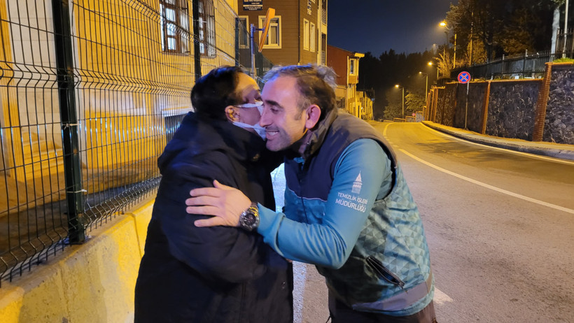 Beyoğlu'nda sokakta temizlik yaparken bulduğu altın dolu çantayı sahibine teslim etti - Resim : 2