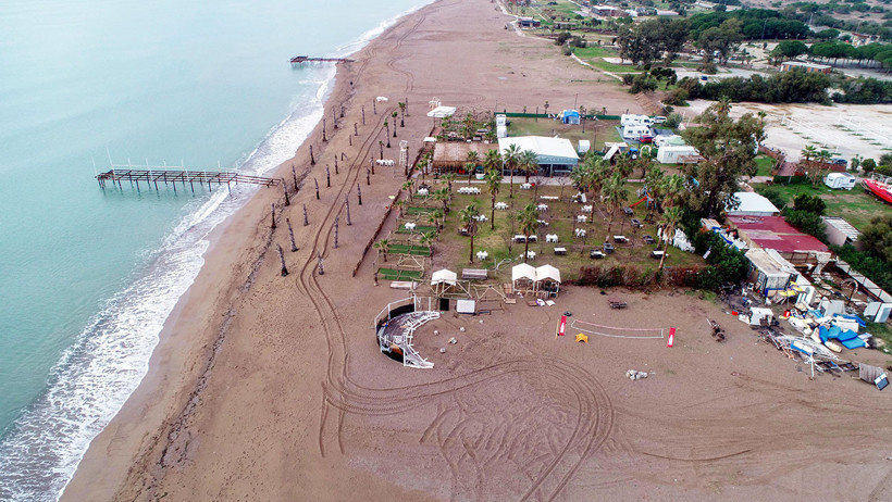 'Denize bir adım' sloganıyla kiralanan sahildeki kaçak yapı kaldırıldı - Resim : 2