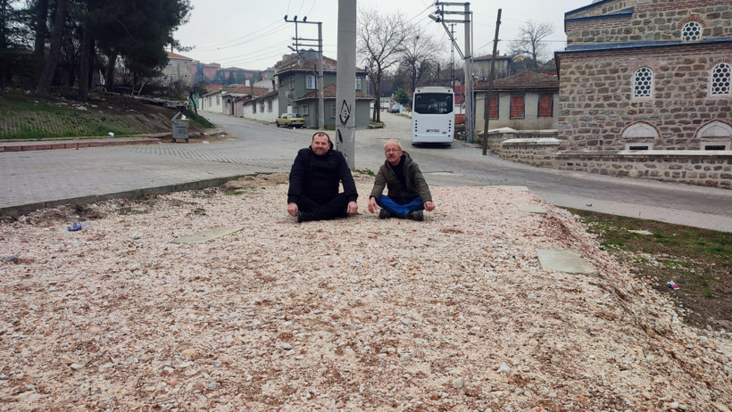 Edirne'de hizmet binası isteyen muhtar, temeli atılıp bırakılan alanda oturma eylemi yaptı - Resim : 1